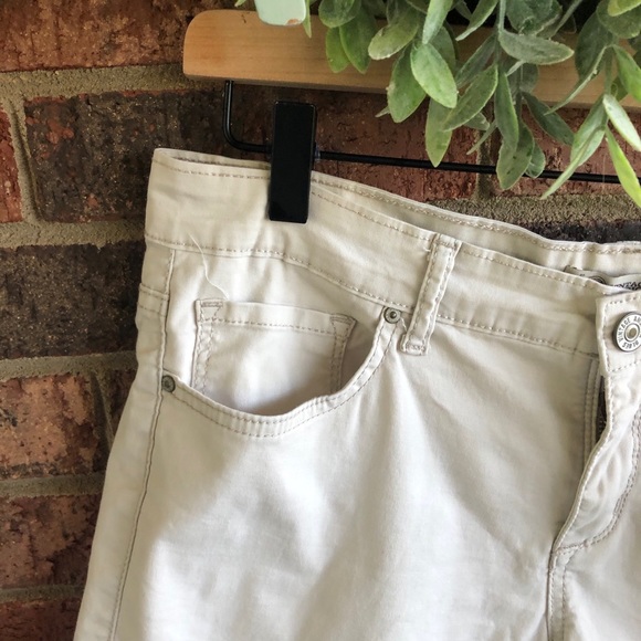 ✨5/$15 { VINTAGE AMERICA BLUES } Tan Kahki Mid Thigh Short - Picture 3 of 12